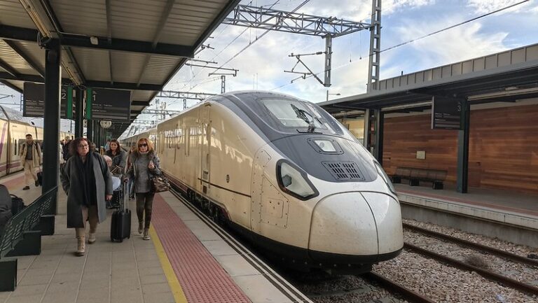 How long does the AVE take from Madrid to Barcelona (travel time, tips and delays)