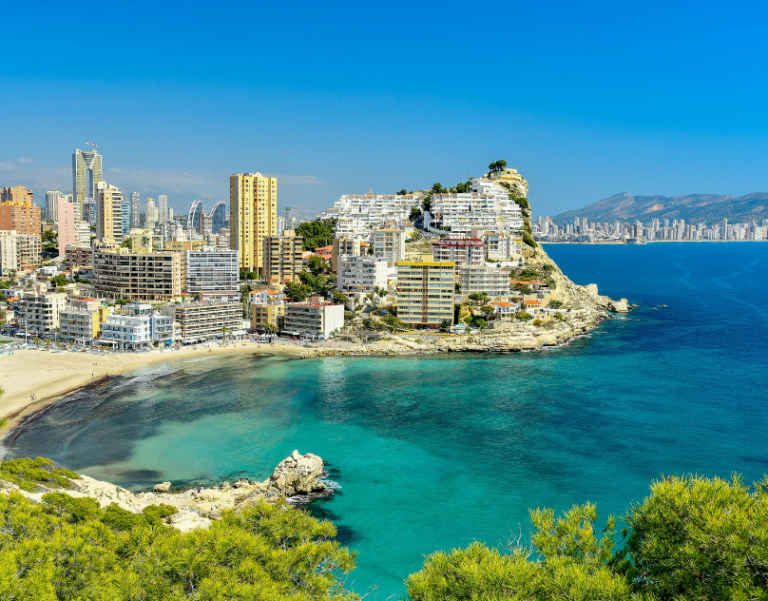 Summer by train: the best beach destinations you can reach with Renfe